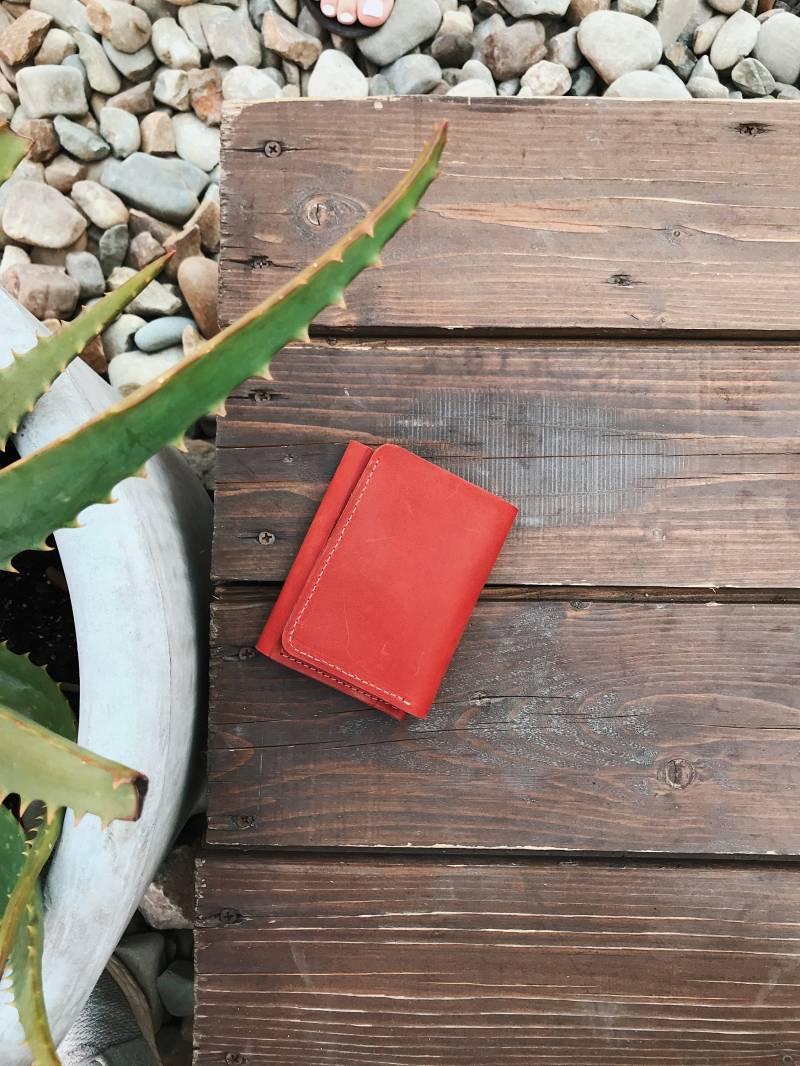 Angepasste Kleine Rote Lederbrieftasche Frau, Gravur Mann, Personalisierte Winzige Lederbrieftasche, Geschenk Zum 3 von ShufliaCrafts