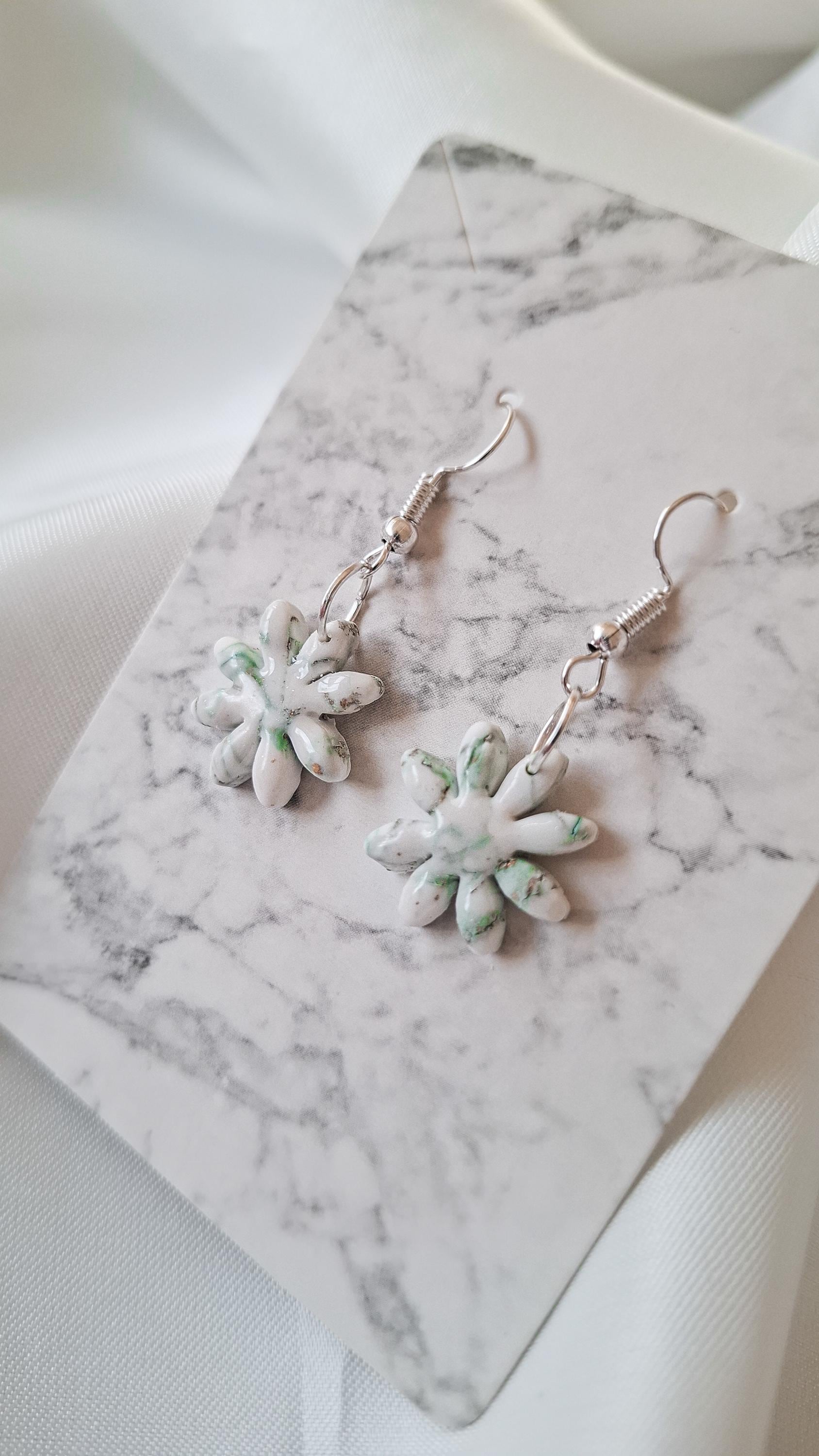 Blumen Ohrringe Grün Weiß | Handgemacht Aus Polymer Clay Zarter Unikat Schmuck von ShuisEscapeHandmade