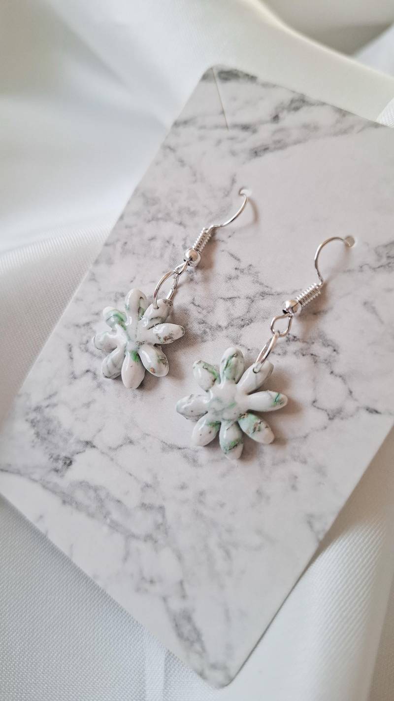 Blumen Ohrringe Grün Weiß | Handgemacht Aus Polymer Clay Zarter Unikat Schmuck von ShuisEscapeHandmade