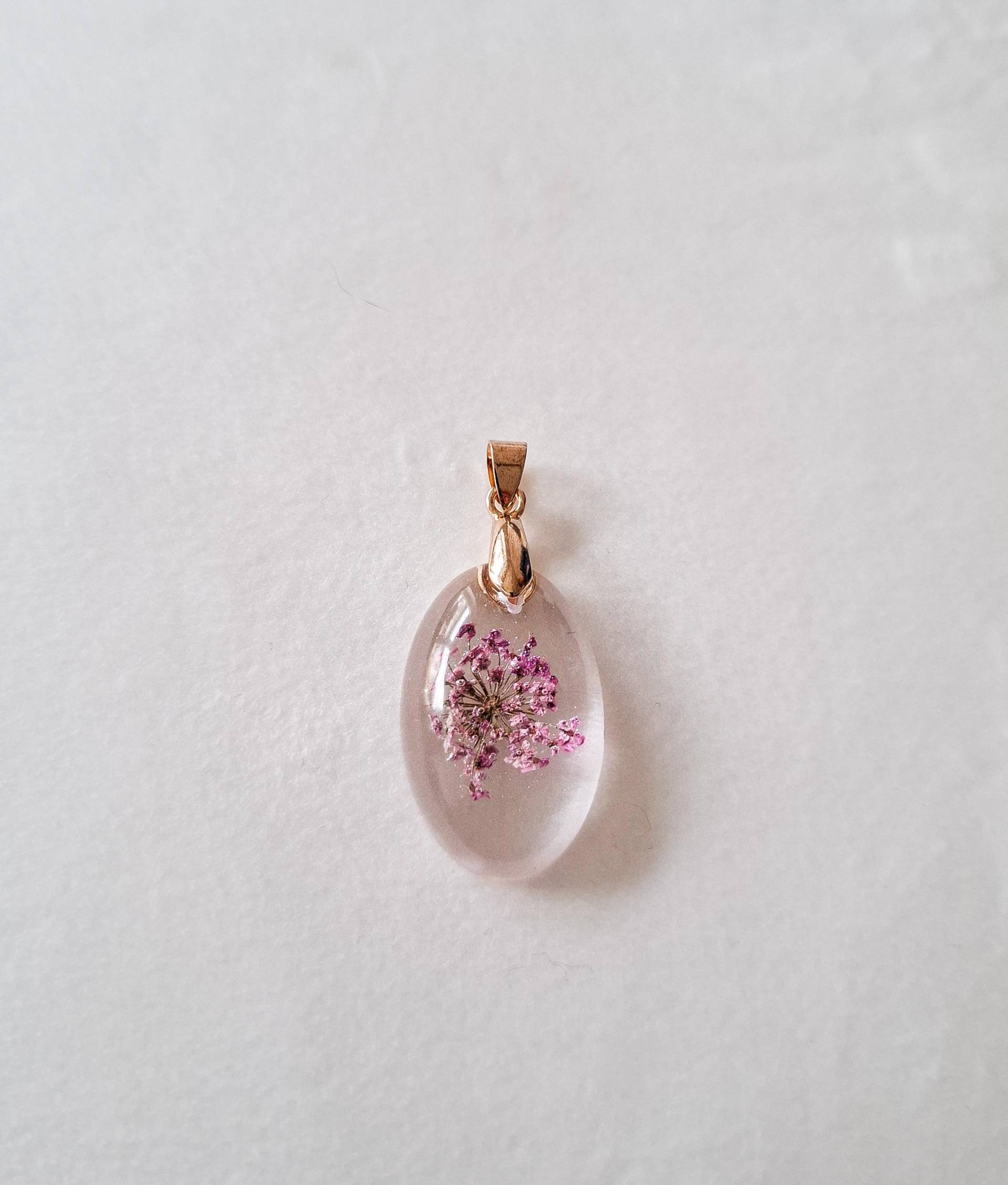Handgefertigter Resin-Anhänger Mit Echter Rosa Blüte | Ovaler Blumenanhänger Zarter Natur Schmuck Geschenk Für Sie von ShuisEscapeHandmade