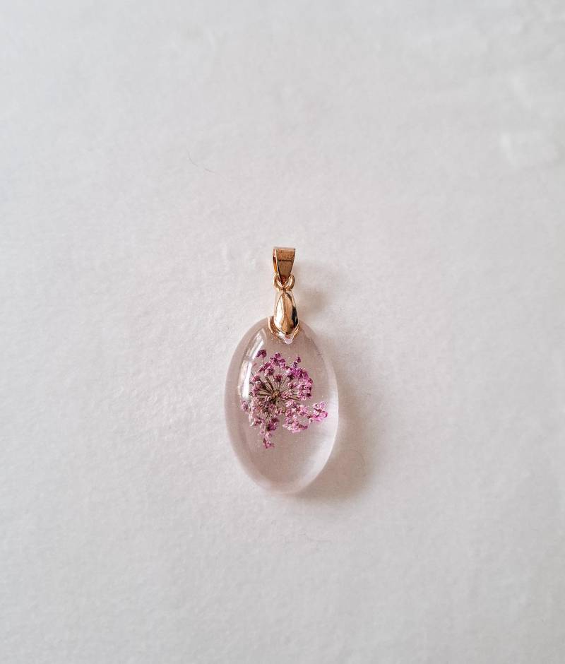 Handgefertigter Resin-Anhänger Mit Echter Rosa Blüte | Ovaler Blumenanhänger Zarter Natur Schmuck Geschenk Für Sie von ShuisEscapeHandmade