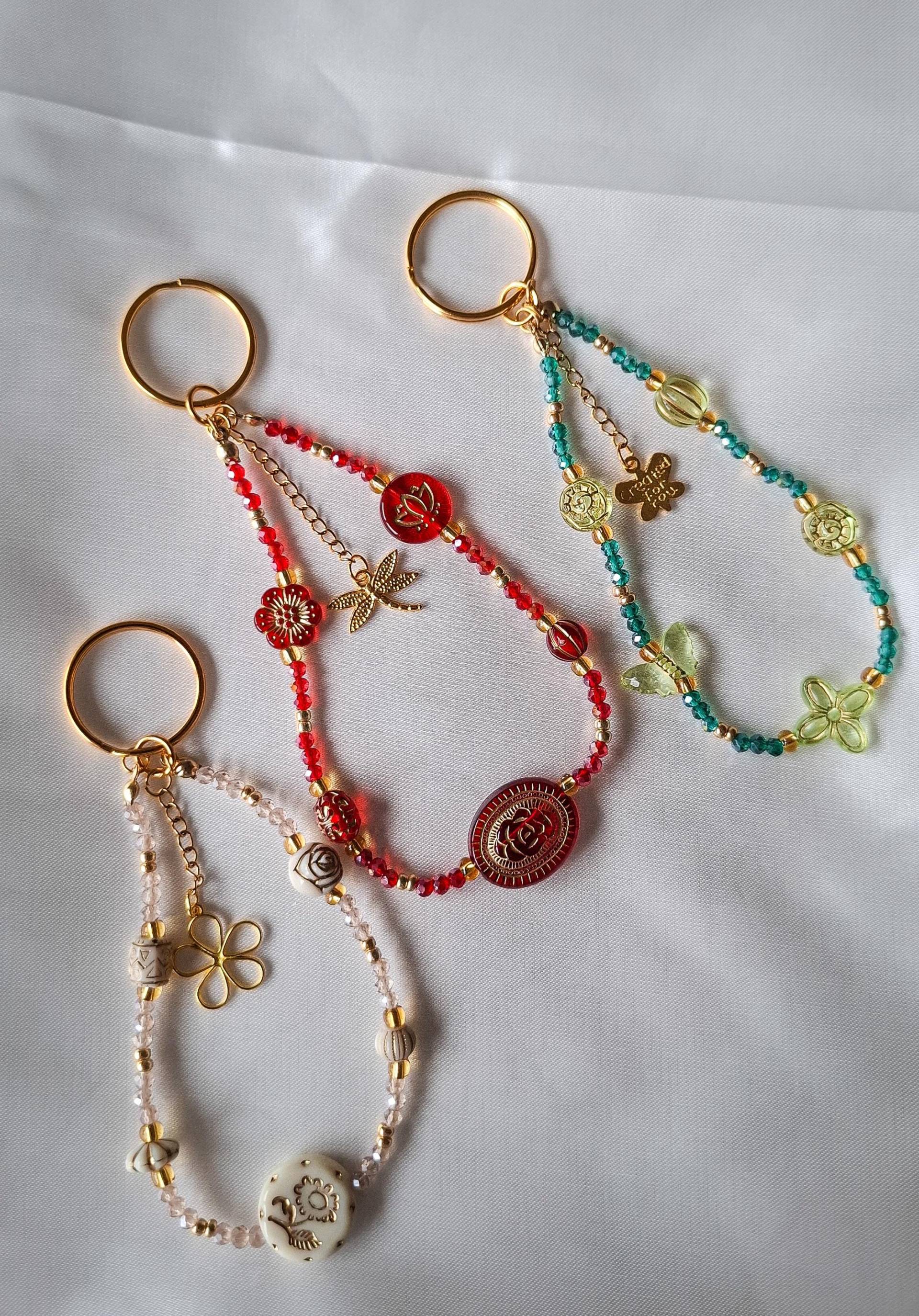 Handgemachter Perlen Schlüsselanhänger | Beaded Keychain Mit Charms & Gold Details Boho Accessory Geschenk Für Sie Aesthetic von ShuisEscapeHandmade