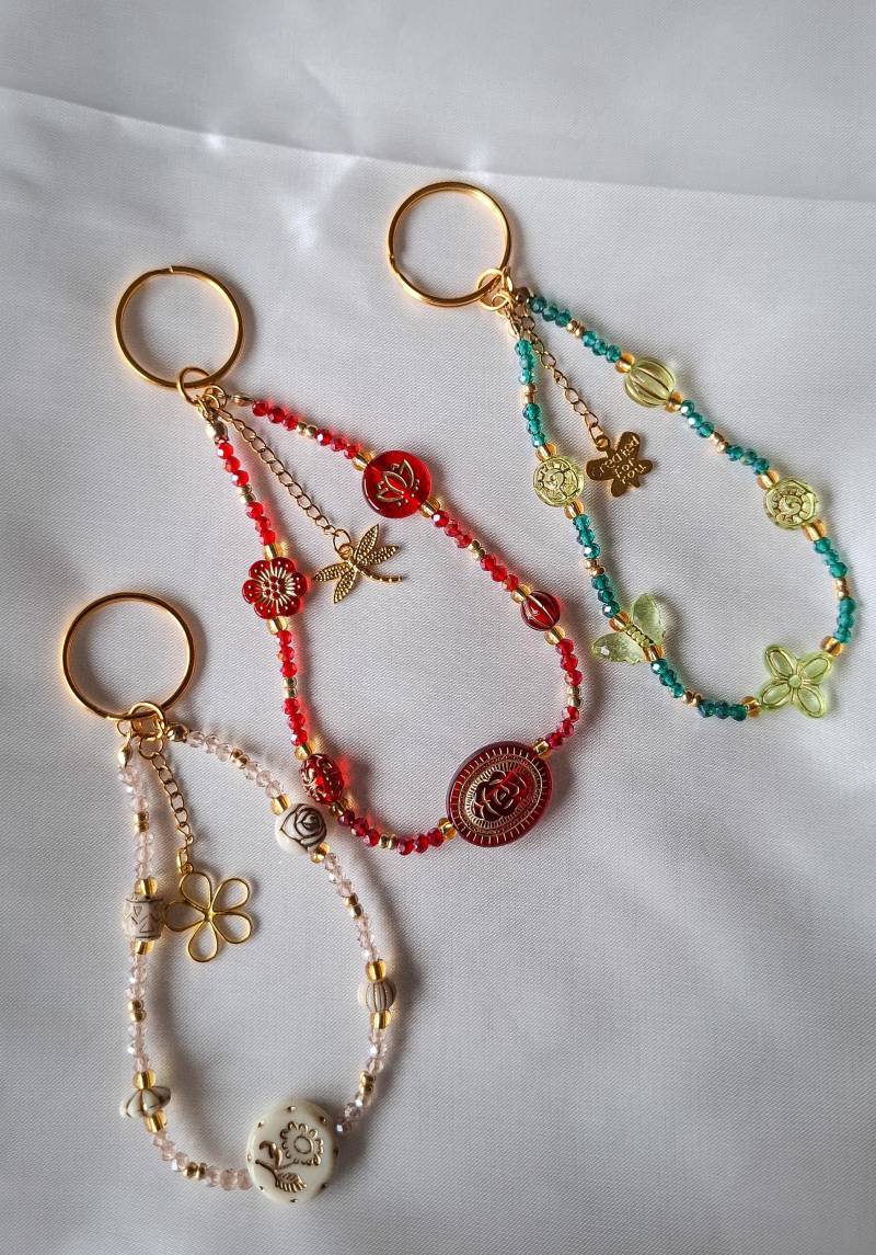 Handgemachter Perlen Schlüsselanhänger | Beaded Keychain Mit Charms & Gold Details Boho Accessory Geschenk Für Sie Aesthetic von ShuisEscapeHandmade