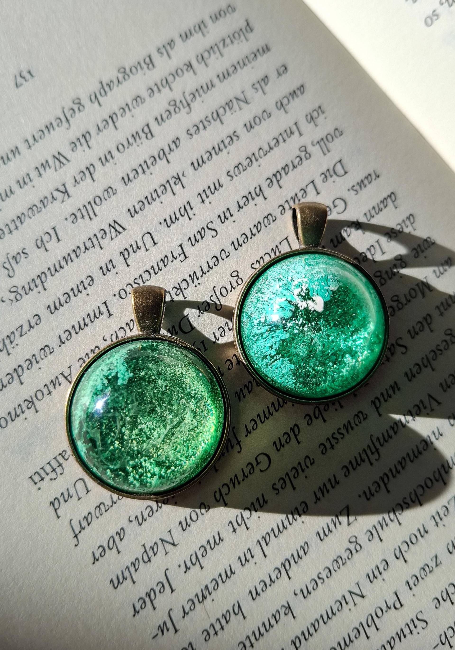 Unikat I Handgefertigter Anhänger Aus Epoxidharz - Abstraktes Design Silberne Kette Einzigartiges Schmuckstück von ShuisEscapeHandmade