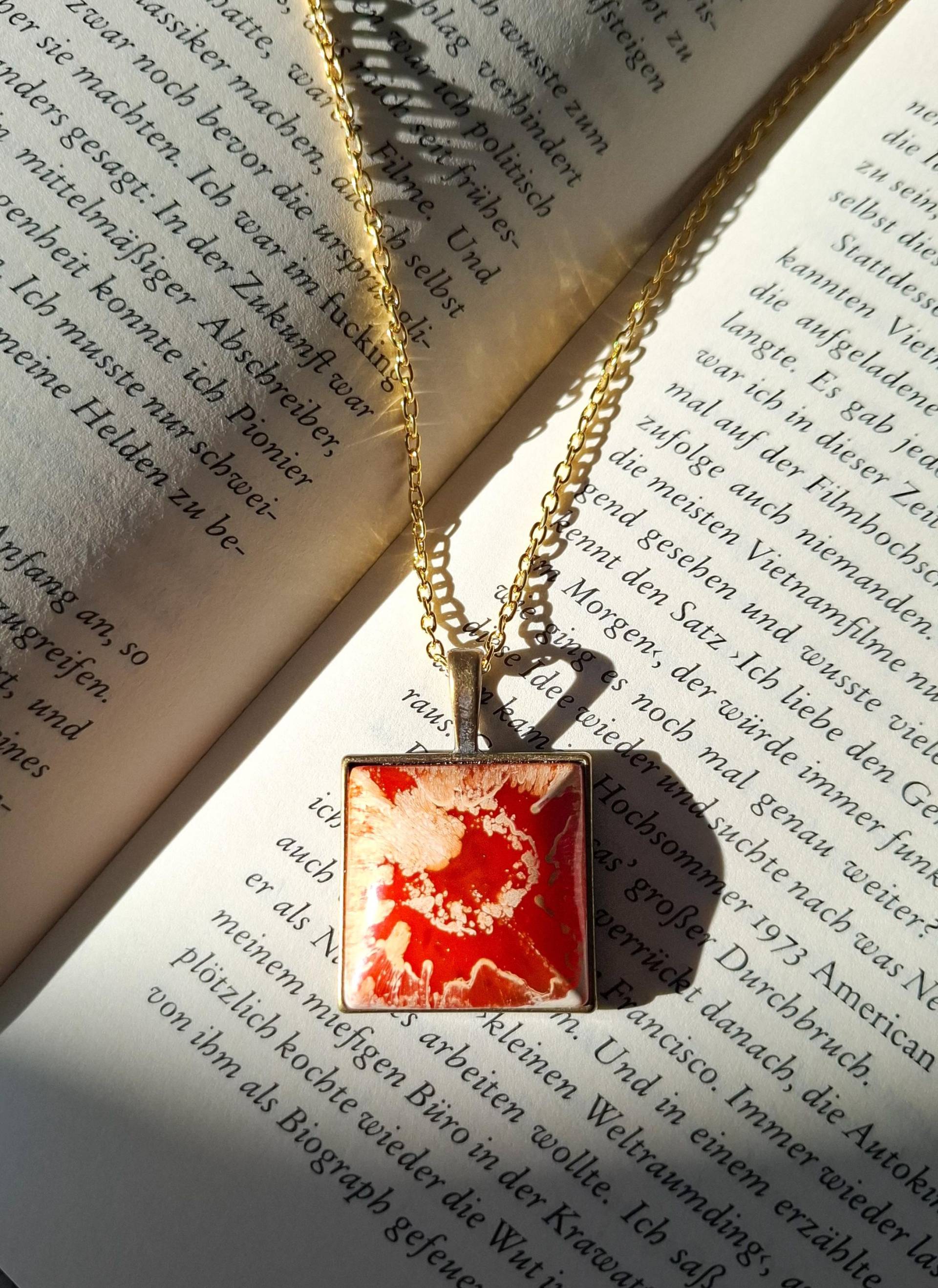 Unikat I Handgefertigter Anhänger - Orange-Weißes Abstraktes Design Goldene Kette Einzigartiges Schmuckstück von ShuisEscapeHandmade