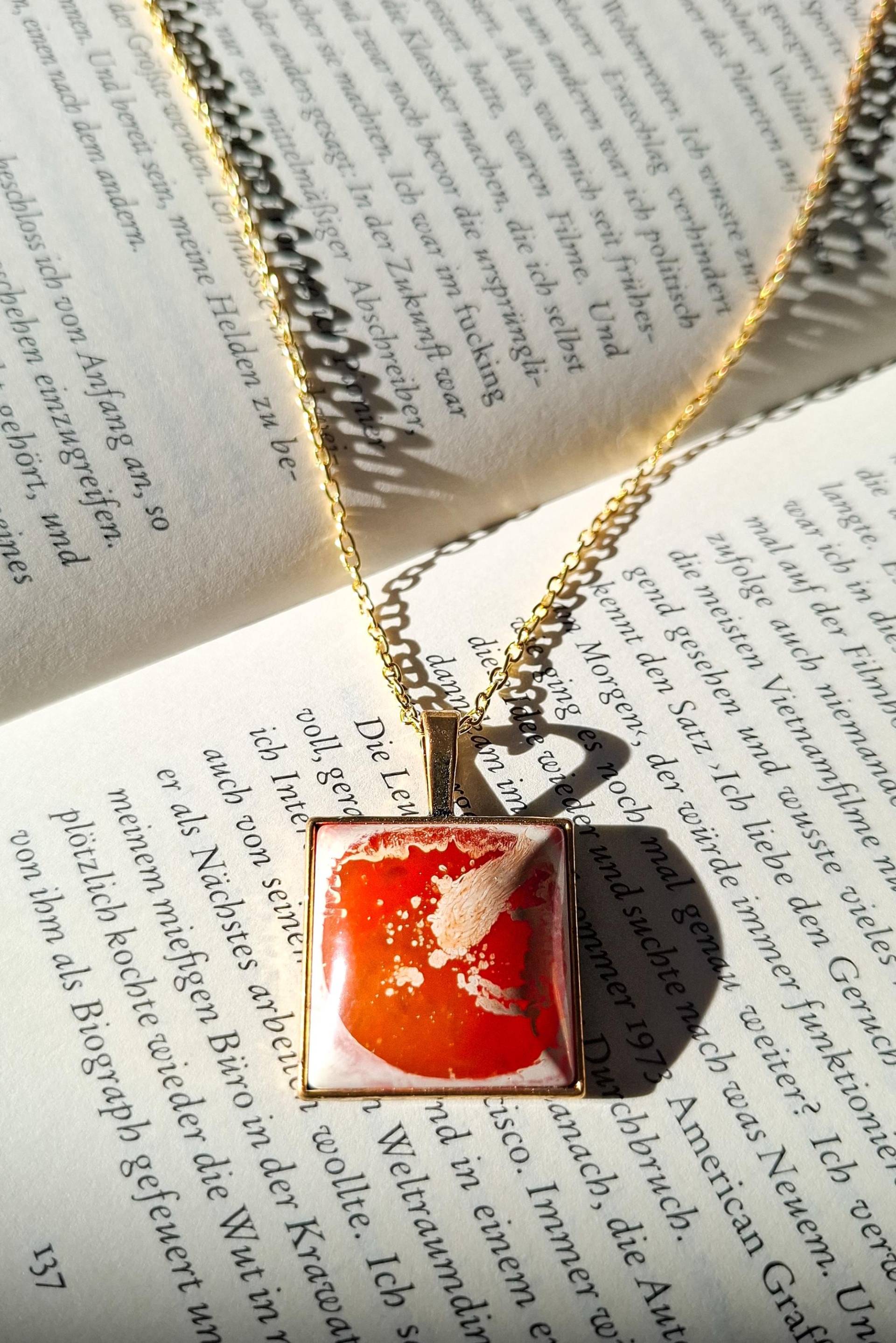 Unikat I Handgefertigter Anhänger - Orange-Weißes Abstraktes Design Goldene Kette Einzigartiges Schmuckstück von ShuisEscapeHandmade