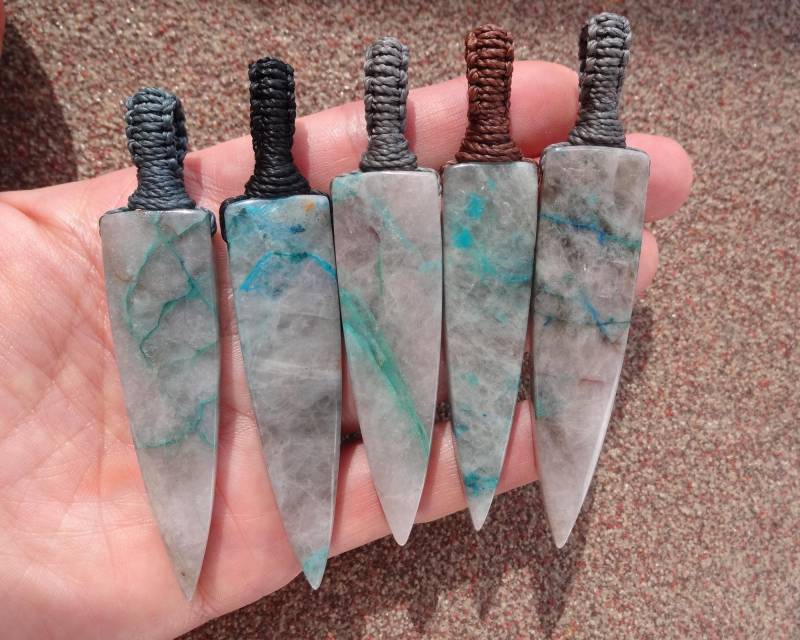 Arizona Chrysokoll in Quarz Große Pfeil Makramee Kette, Lange Stein Anhänger, Friedliche Heilsteine von ShungiteJewelryGift