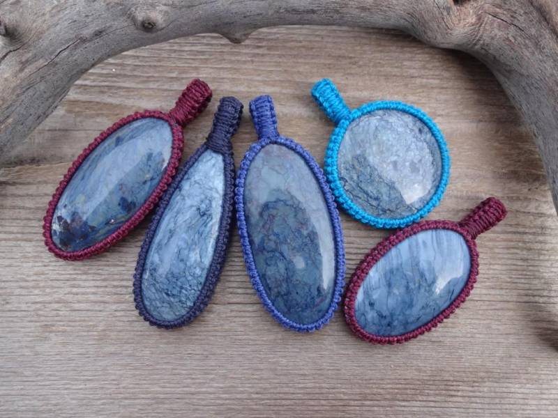 Blaue Rhodusit Halskette, Stein Makramee Anhänger Blaue Seltene Edelstein Anhänger, Handgemachte Schmuck Geschenk, Steine Geschenk von ShungiteJewelryGift