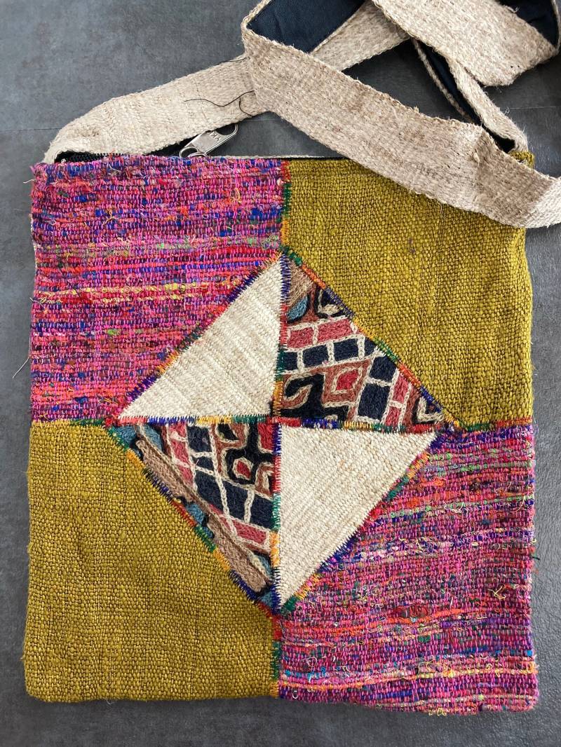 Shvaasco Handgewebt Hanf Recycled Sari Seide Patchwork Bestickt Boho Hippie Sling Bag von Shvaasco