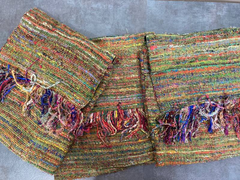 Shvaasco Handgewebte Grüne Recycled Sari Seide Boho Hippie Sling Bag von Shvaasco