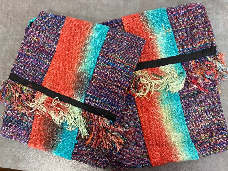 Shvaasco Handgewebte Tie Dye Hanf Recycled Sari Seide Boho Hippie Sling Bag von Shvaasco