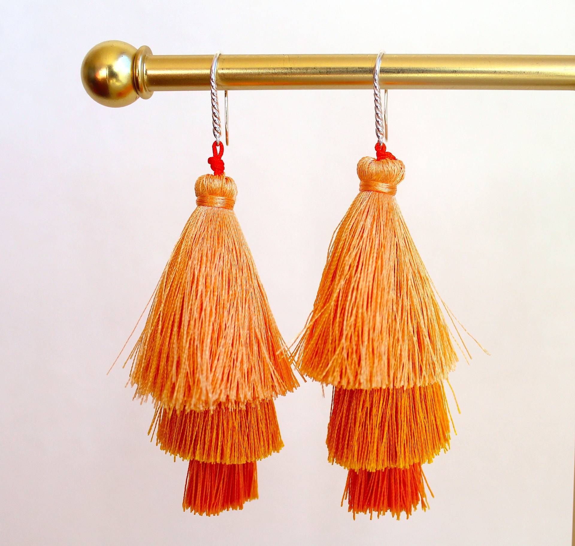 Orange Quastenohrringe Mit Silber Haken Orange Quastenohrringe Mit Silber Haken von ShwayJewelry