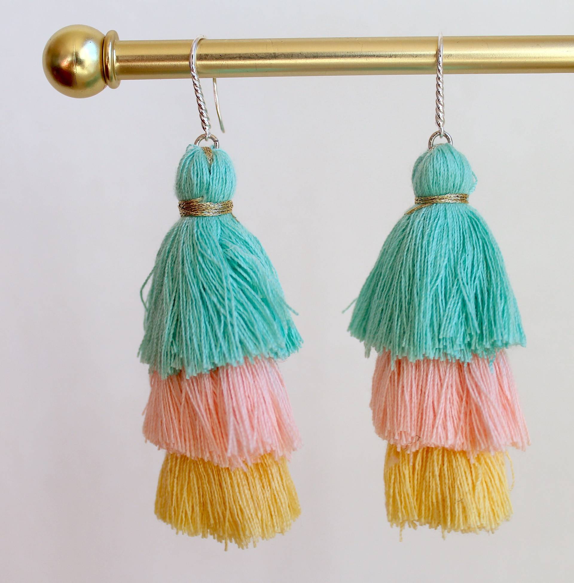 Pastell Türkis, Rosa Und Gelben Quastenohrringe Pastell Türkis, Rosa Und Gelben Quastenohrringe von ShwayJewelry