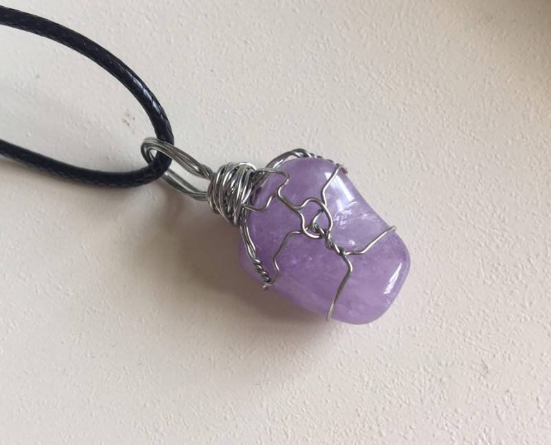 Lavendel Amethyst Anhänger, Draht Umwickelt Kostbaren Stein, Handgemachte Halskette, Unisex Geschenk Für Ihn Oder Sie, Elegante Boho Kristall Lila Lavendel Amethyst Anhänger, Draht Umwickelt Kostbaren Stein, Handgemachte Halskette, Unisex Geschenk Für Ihn Oder Sie, Elegante Boho Kristall Lila von ShyEclipse