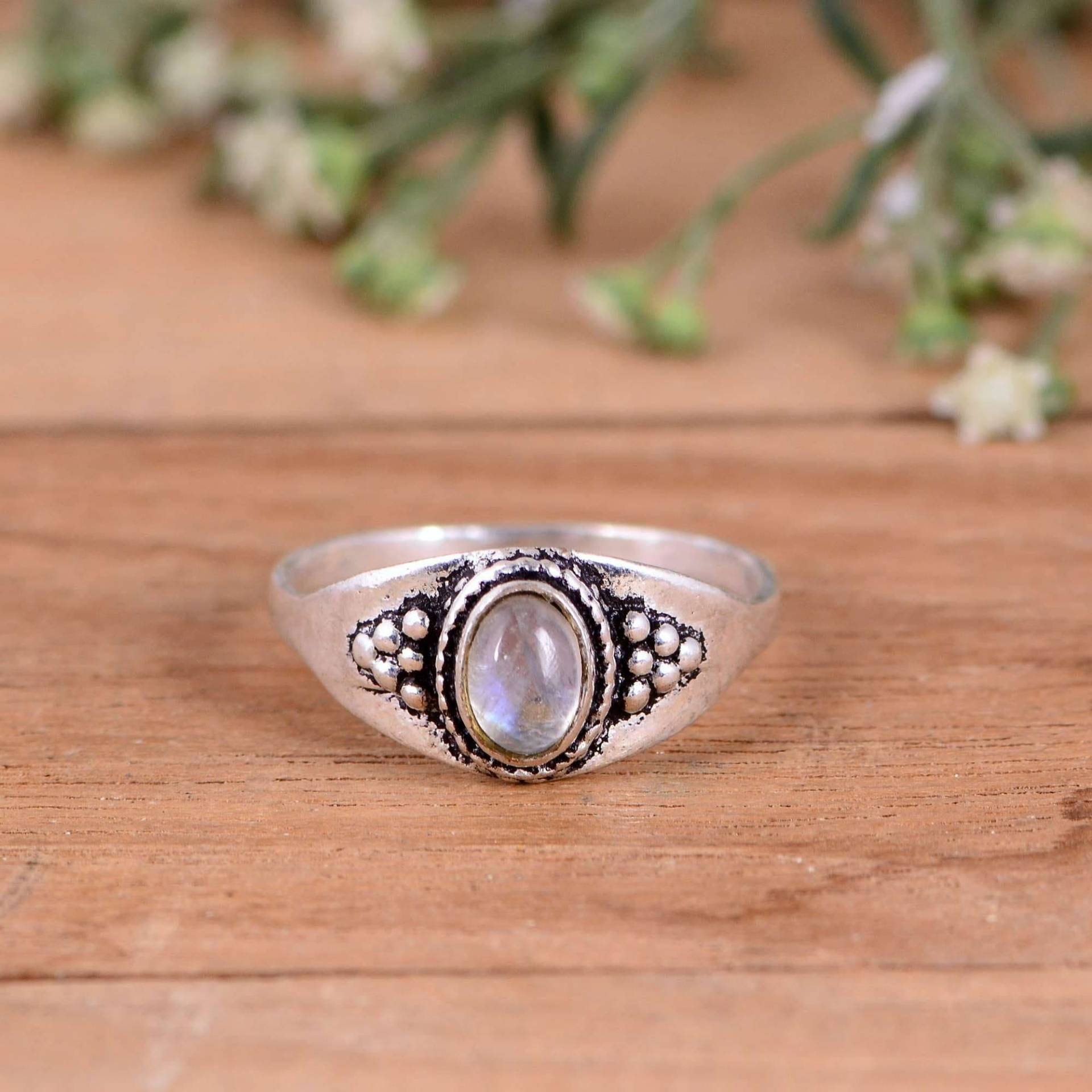 Regenbogen Mondstein Ring, 925 Silber Ringe, 6x8mm Oval Boho Schmuck Für Frauen Geschenke, Valentinstag von Shyamjewelrs