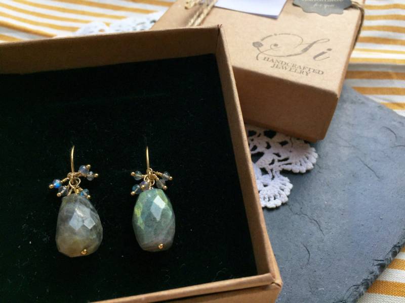 Aurora>> Labradorit Ohrhänger Verziert Mit Clustern Aurora>> Labradorit Ohrhänger Verziert Mit Clustern von SiJewelryDesign