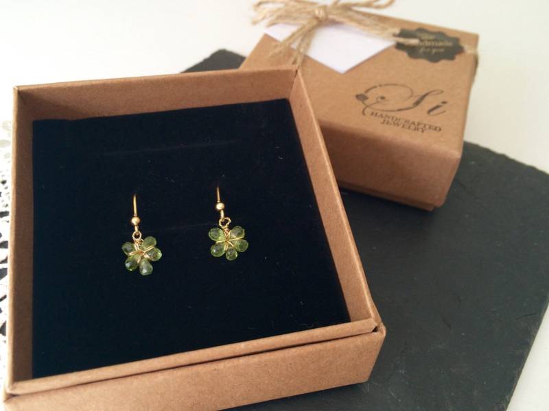 Petit Fee>>Peridot Blumenohrringe, August Birthstone, Zierliche Baumeln Schmuck, Gold Vermeil Petit Fee>>Peridot Blumenohrringe, August Birthstone, Zierliche Baumeln Schmuck, Gold Vermeil von SiJewelryDesign