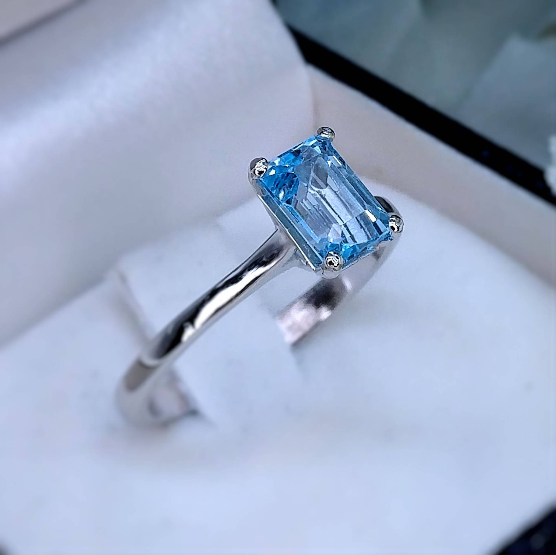Weißgoldring Mit Blauem Topas 7x5 Smaragdschliff Weißgoldring Mit Blauem Topas 7x5 Smaragdschliff von SiLoJe