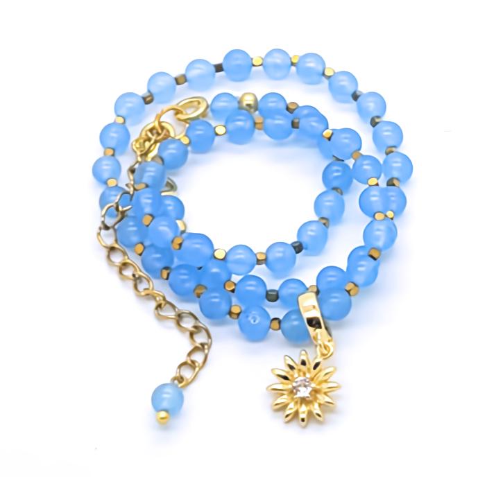 Kinderkette Aus Jade Naturstein Perlen Mit Funkelndem Blütenanhänger | Hellblau - Gold von SiMounaDesign