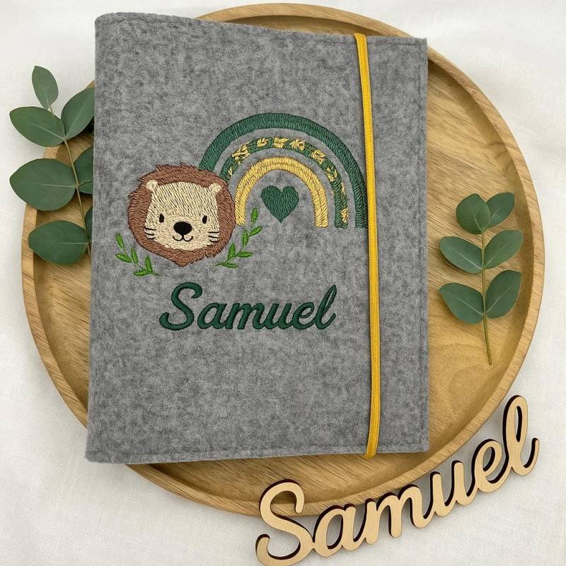 Personalisierte U-Heft Hülle Aus Wollfilz - Bestickt Mit Name & Geburtsdaten | Geschenk Zur Geburt, Taufe Oder Babyparty Personalisierte U-Heft Hülle Aus Wollfilz - Bestickt Mit Name & Geburtsdaten | Geschenk Zur Geburt, Taufe Oder Babyparty von SiNiJu