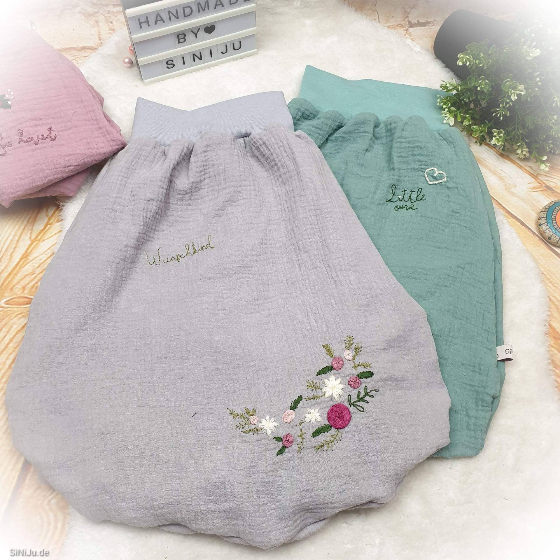 Premium Musselin-Pucksack | Handgestickt Mit Blumen Doppellagig & Extra Weich Baby 0-12 Monate Premium Musselin-Pucksack | Handgestickt Mit Blumen Doppellagig & Extra Weich Baby 0-12 Monate von SiNiJu