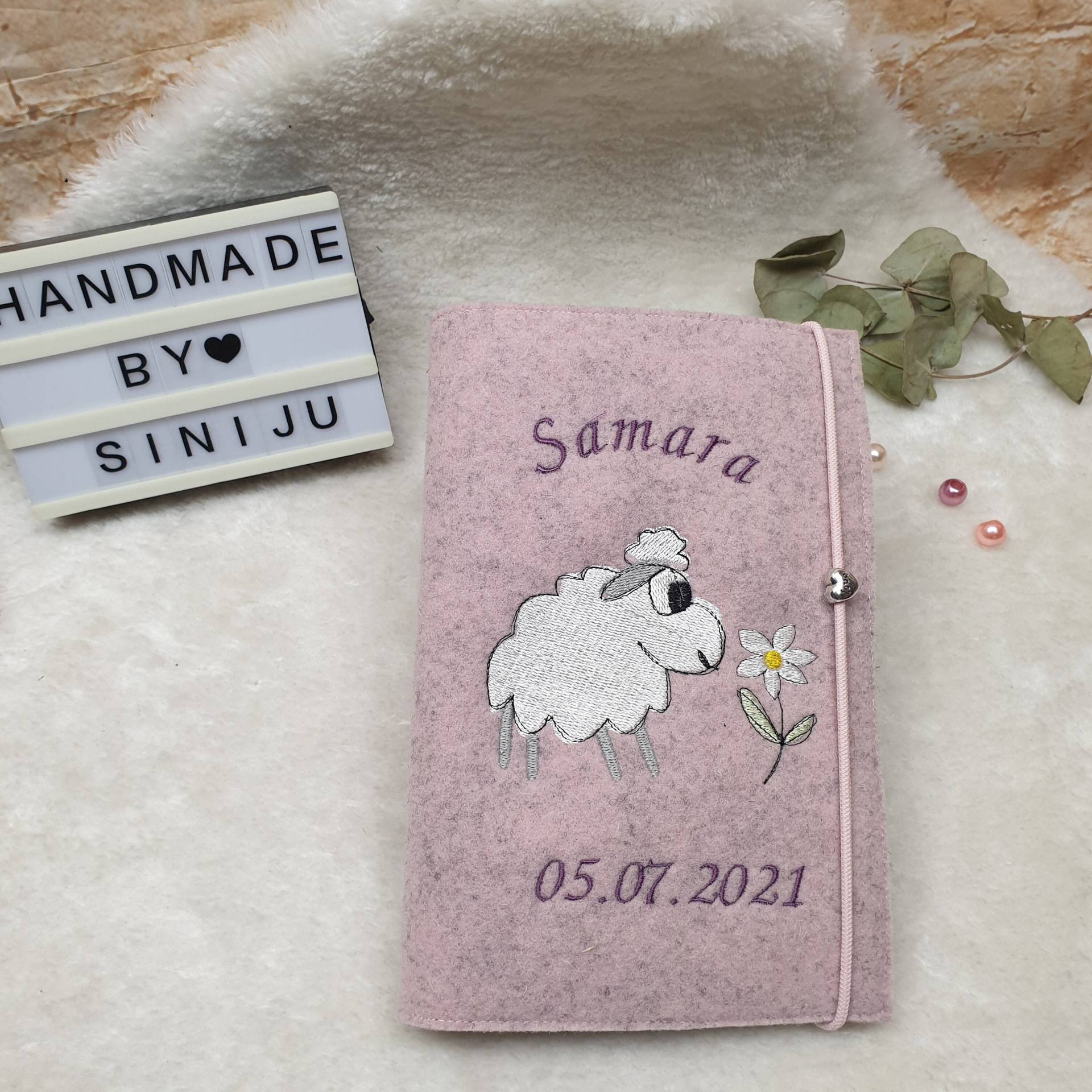 U-Hefthülle Aus Wollfilz | Schutzhülle Mit Namen Geschenk Zur Geburt , Personalisiert, Schaf U-Hefthülle Aus Wollfilz | Schutzhülle Mit Namen Geschenk Zur Geburt , Personalisiert, Schaf von SiNiJu