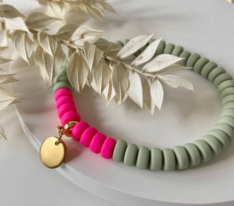 Armband Grün Neon Pink | Polymer Ton Perlen Mit Anhänger von SiOhLy