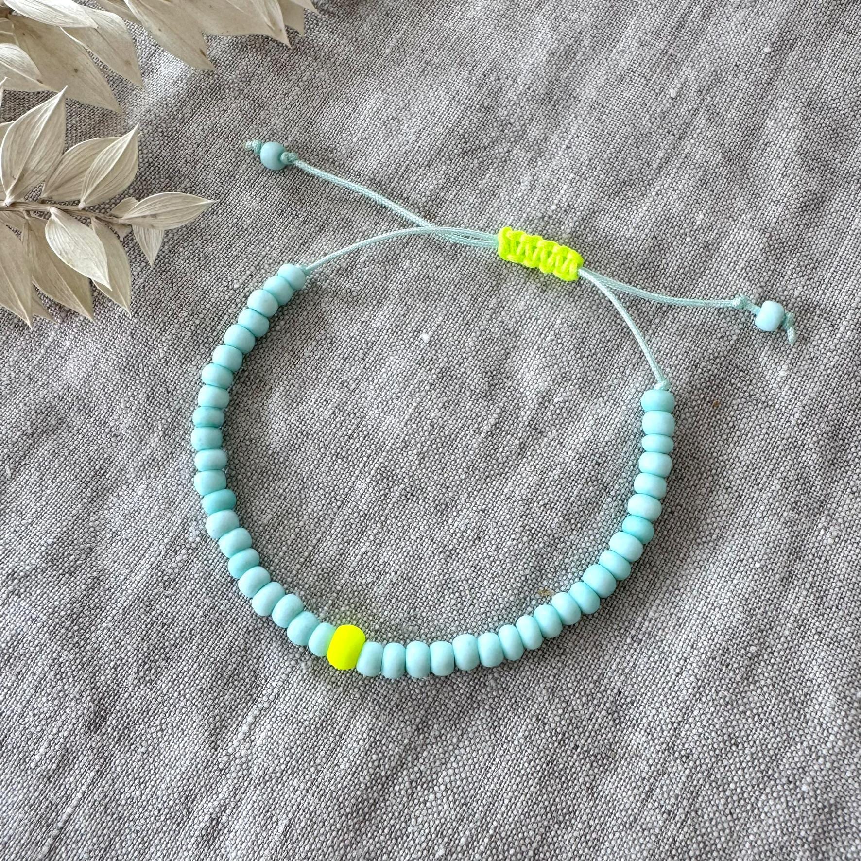 Armband Mint Neon Gelb Mit Makramee-Schiebeverschluss | Perlenarmband Sommer Armband Mint Neon Gelb Mit Makramee-Schiebeverschluss | Perlenarmband Sommer von SiOhLy
