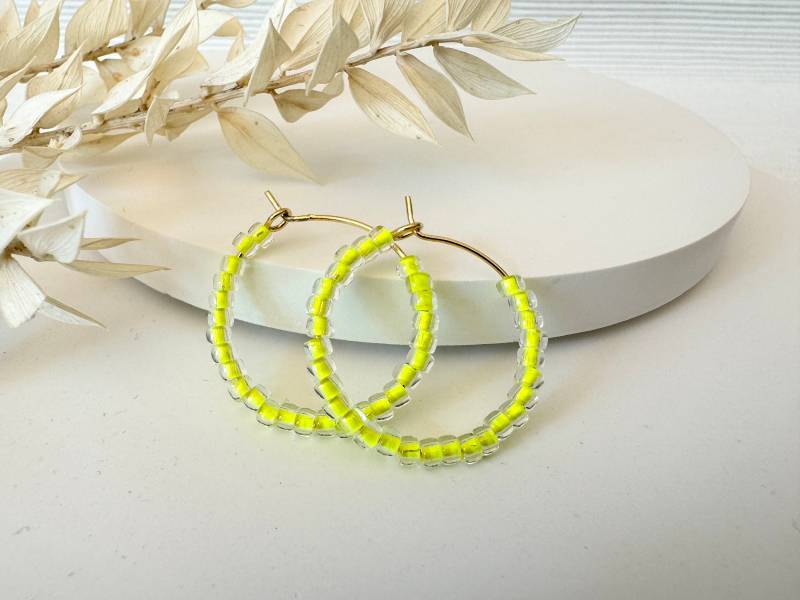 Creolen Mit Perlen in Neon Gelb | Ohrringe Zarte Edelstahl Gold Perlencreolen Glasperlen Transparent von SiOhLy