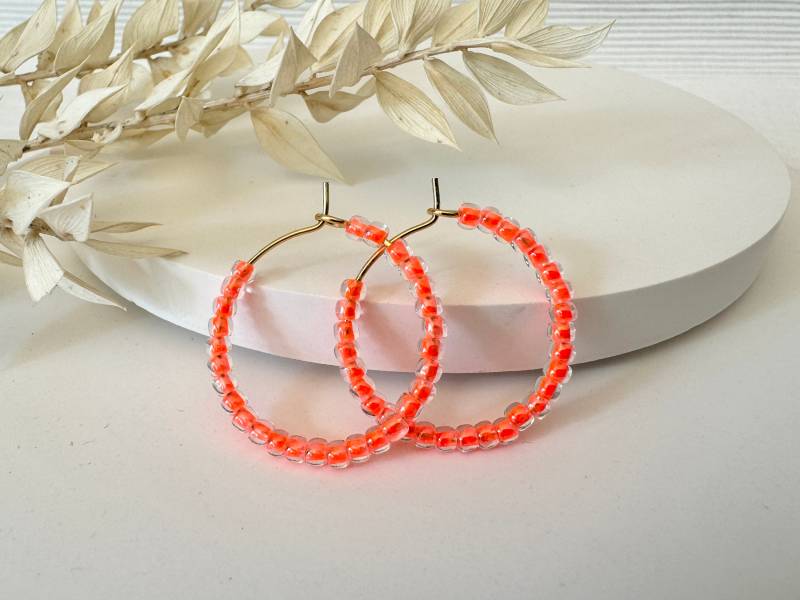 Creolen Mit Perlen in Neon Orange | Ohrringe Zarte Edelstahl Gold Perlencreolen Glasperlen Transparent Creolen Mit Perlen in Neon Orange | Ohrringe Zarte Edelstahl Gold Perlencreolen Glasperlen Transparent von SiOhLy