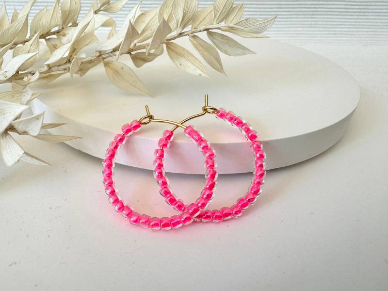 Creolen Mit Perlen in Neon Pink | Ohrringe Zarte Edelstahl Gold Perlencreolen Glasperlen Transparent von SiOhLy