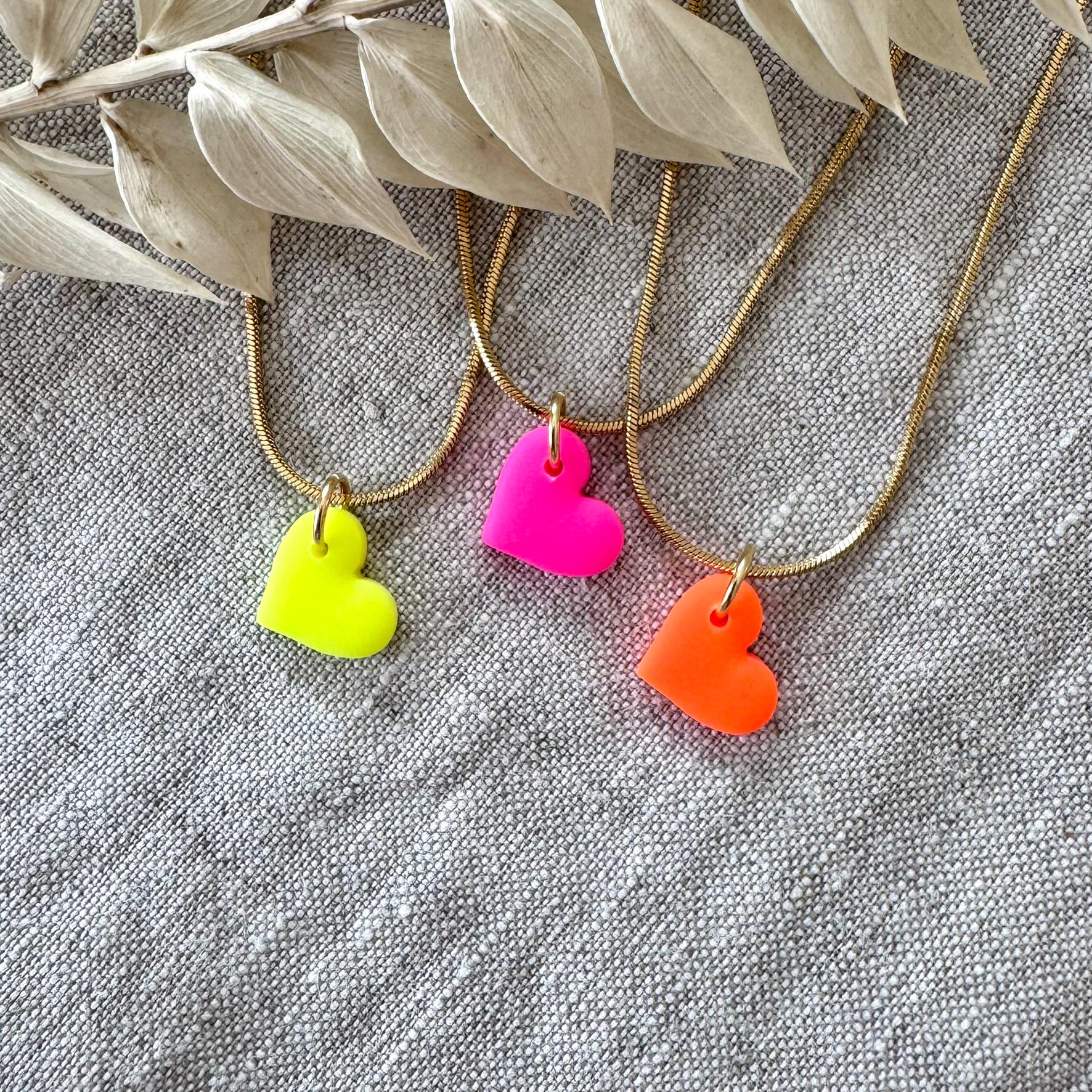Halskette Mit Herz Anhänger Neon L Schlangenkette Edelstahl Vergoldet Herzkette Schmuck Halskette Mit Herz Anhänger Neon L Schlangenkette Edelstahl Vergoldet Herzkette Schmuck von SiOhLy