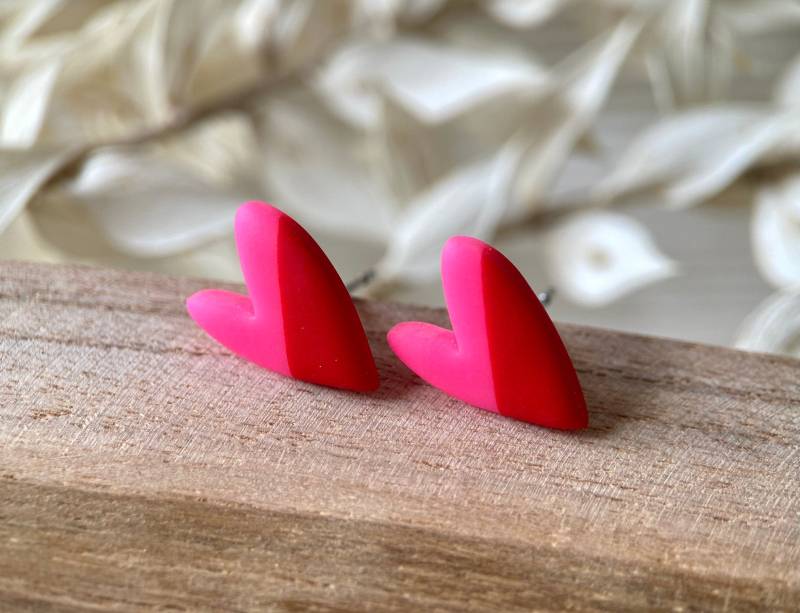 Herz Ohrringe Neon Pink & Rot | Ohrstecker Herzform Zweifarbige Herzohrringe von SiOhLy