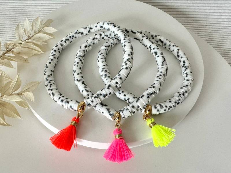 Katsuki Armband Weiß/Schwarz Mit Neon-Quaste | Perlen 6mm Perlenarmband Stracciatella-Armband von SiOhLy