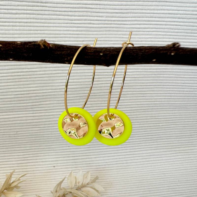 Ohrringe Creolen Neon Gelb Mit Gewelltem Anhänger Aus Messing | Edelstahl Creole Gold Ohrringe Creolen Neon Gelb Mit Gewelltem Anhänger Aus Messing | Edelstahl Creole Gold von SiOhLy