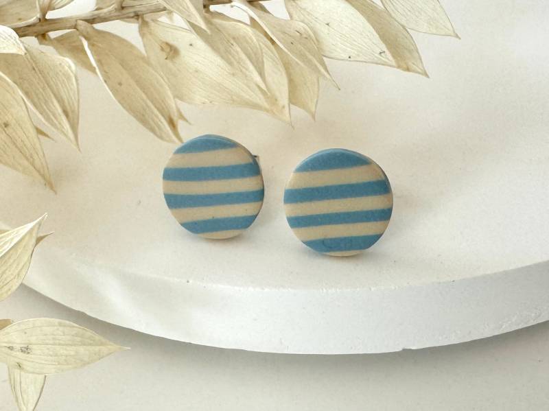 Ohrstecker Blau/Beige Gestreift | Schlichte Ohrringe Rund Polymer Ton Zweifarbig Ohrstecker Blau/Beige Gestreift | Schlichte Ohrringe Rund Polymer Ton Zweifarbig von SiOhLy