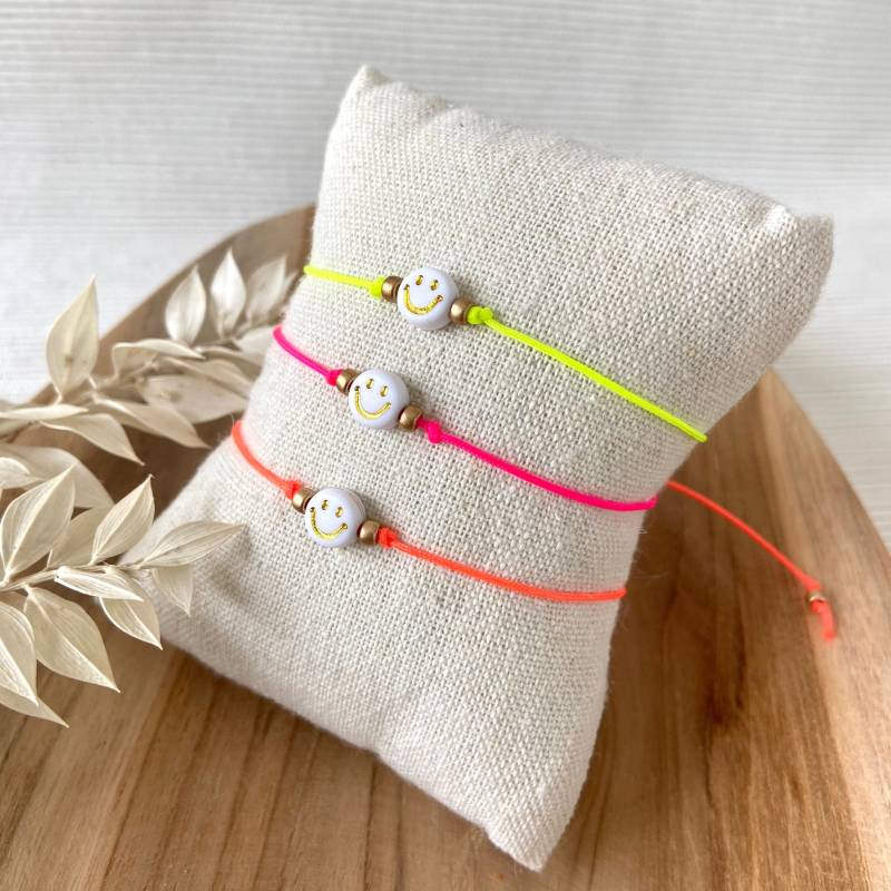 Smiley Armband Neon Mit Makramee-Schiebeverschluss | Armbänder Bunt Sommer Schmuck von SiOhLy