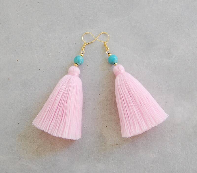 Baby Rosa Quasten Ohrringe Mit Türkis Perlen von SiamHillTribes