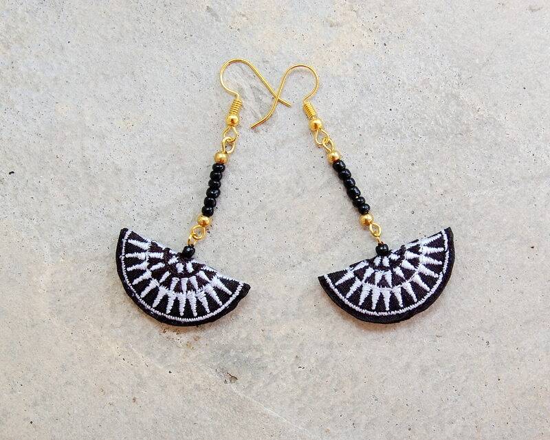 Black & White Hill Tribe Bestickte Ohrringe Mit Schwarzen Perlen von SiamHillTribes