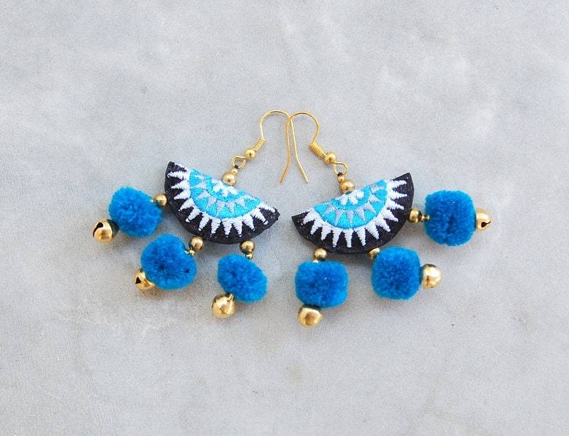 Blaue Pom Ohrringe Mit Hmong Stickerei von SiamHillTribes