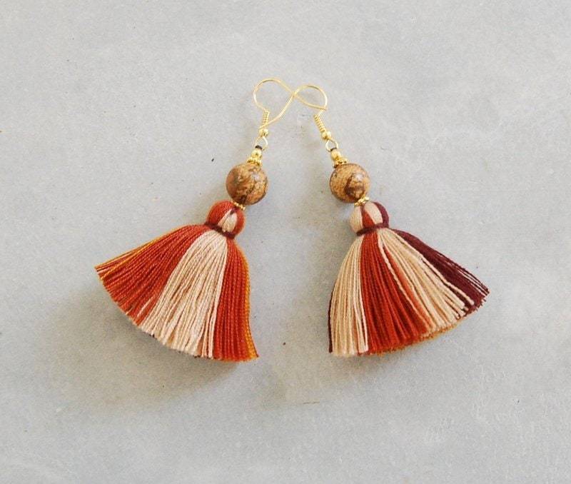 Braune Quastenohrringe Mit Steinperlen von SiamHillTribes