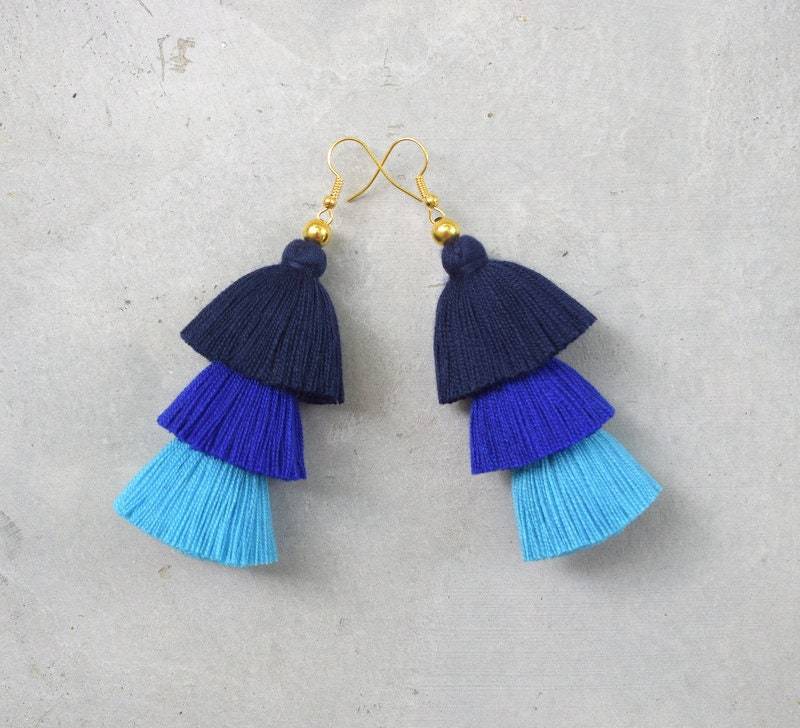 Drei Blautöne Quasten Ohrringe von SiamHillTribes