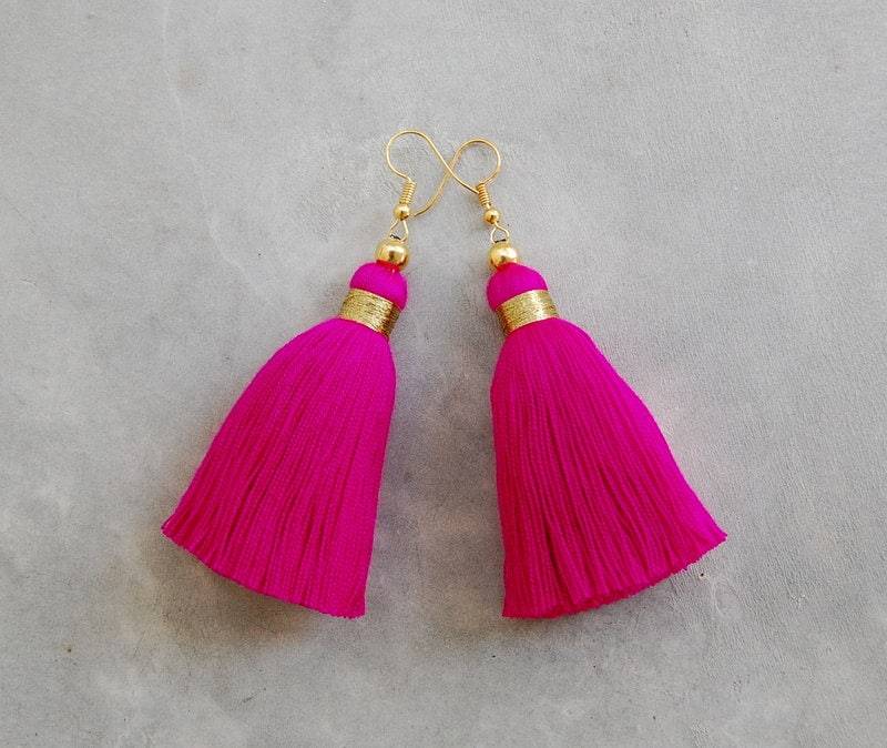Fuchsia Pink Quaste Ohrringe von SiamHillTribes