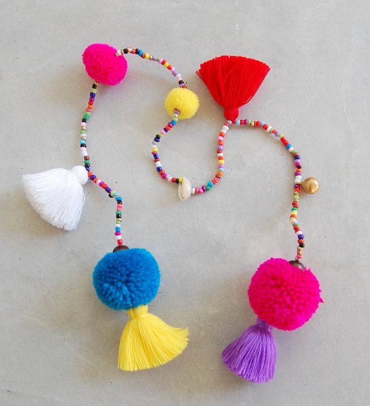 Gemischte Farben Pom Quaste Stroh Tasche Dekoration von SiamHillTribes