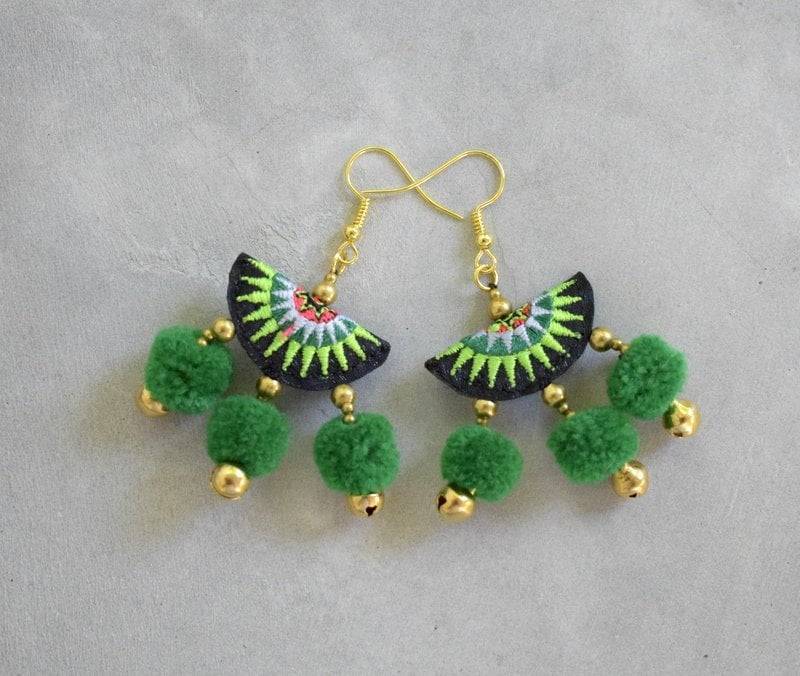 Grüne Hmong Stickerei Pom Ohrringe von SiamHillTribes