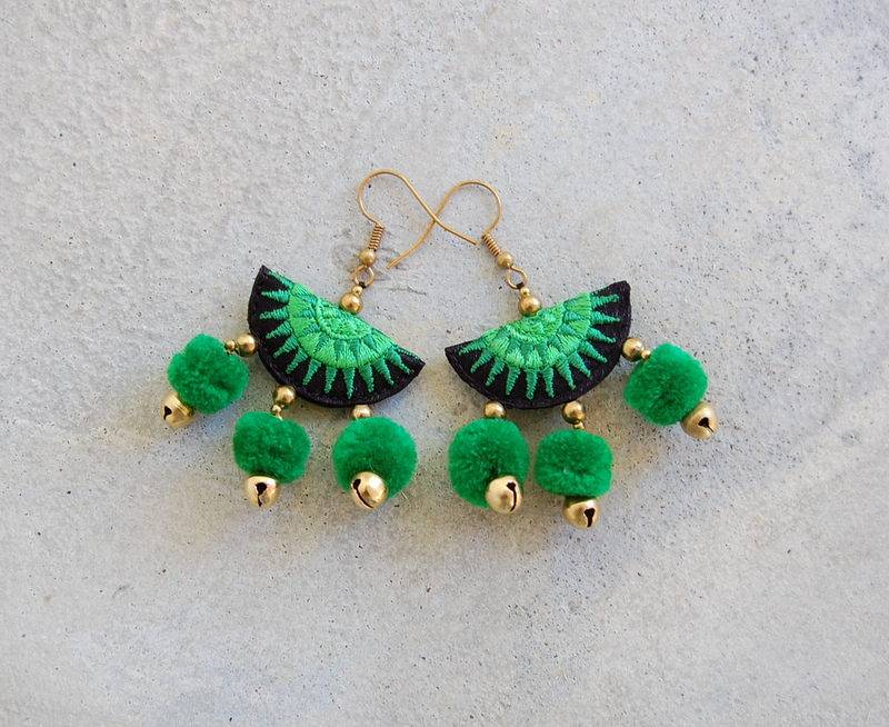 Grüne Pom Ohrringe Mit Hmong Stickerei von SiamHillTribes