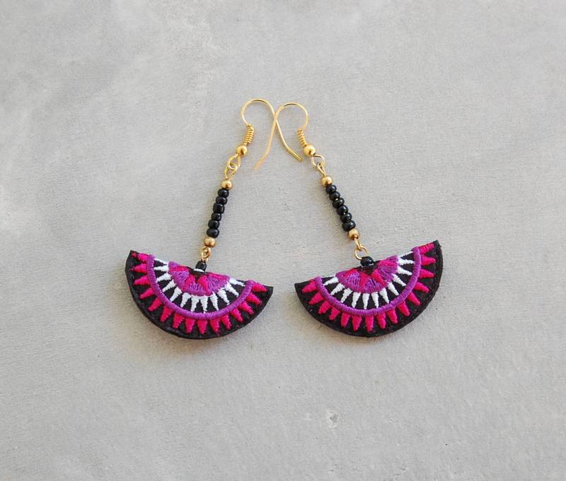 Halbkreis Bestickte Hill Tribe Ohrringe von SiamHillTribes