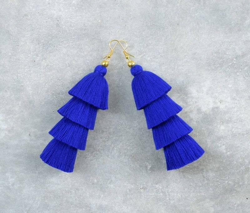 Handgefertigte Dunkelblaue Quastenohrringe von SiamHillTribes