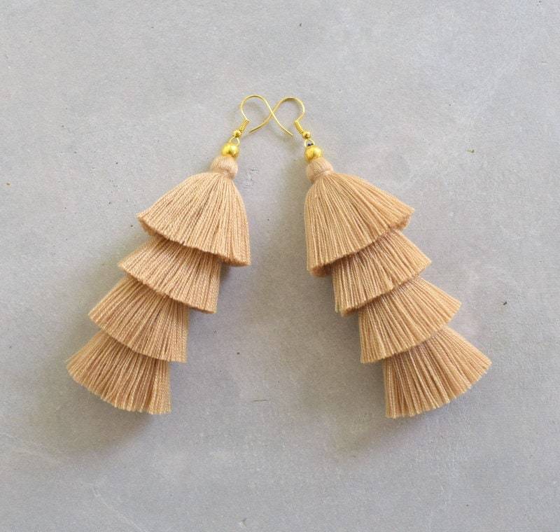 Handgefertigte Hellbraune Quasten Ohrringe von SiamHillTribes