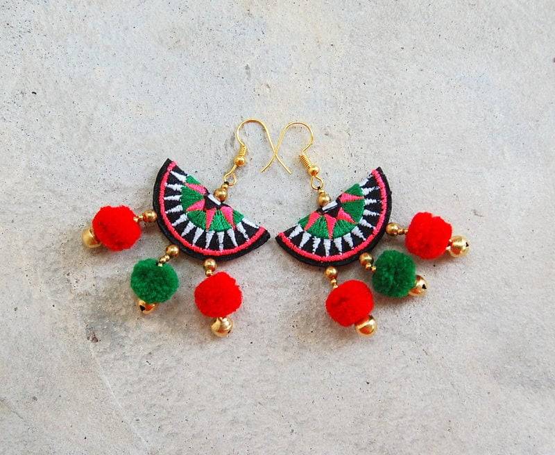 Handgefertigte Mini Pom Ohrringe Mit Glöckchen von SiamHillTribes